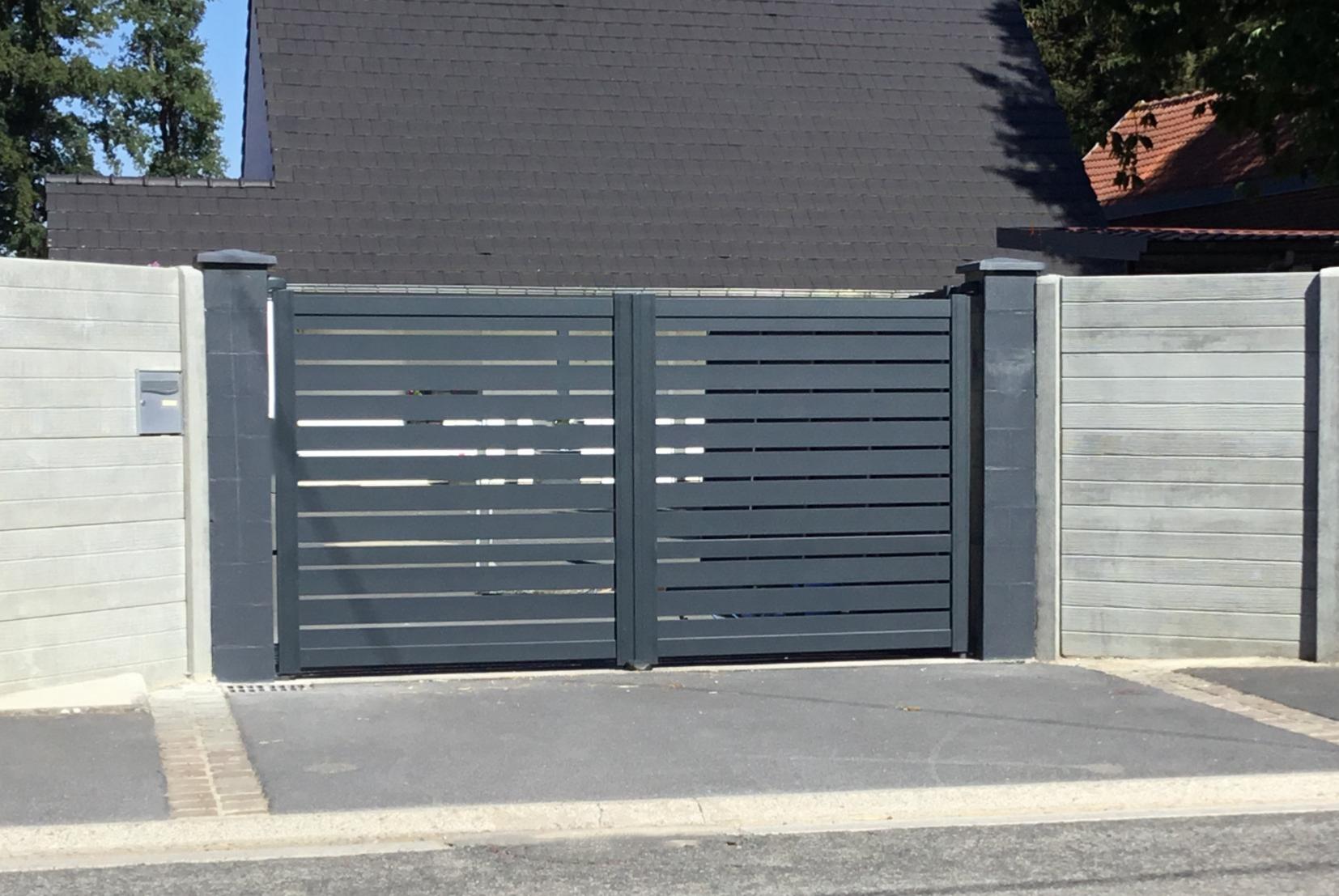 Portail battant en aluminium installé chez un client MisterPortail