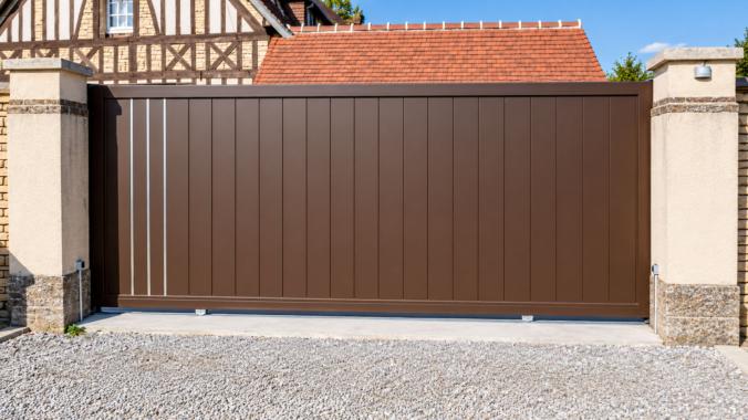 Portail coulissant plein en aluminium gris anthracite