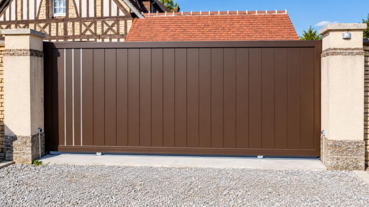 Portail coulissant en aluminium installé chez un client MisterPortail