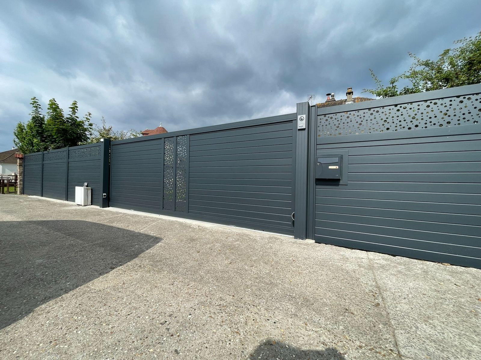 Portail aluminium MisterPortail install� devant une propri�t�