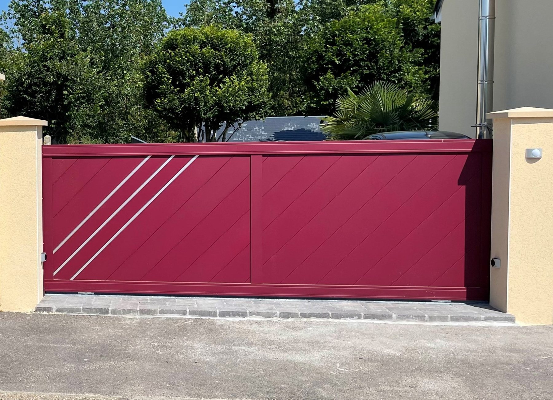 Portail aluminium MisterPortail install� devant une propri�t�
